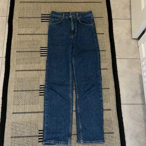 Blåa bikbok jeans - Mörkblåa bikbok jeans som är helt nya,har endast använt en gång, stl 25, nypris 599 mitt pris 200
