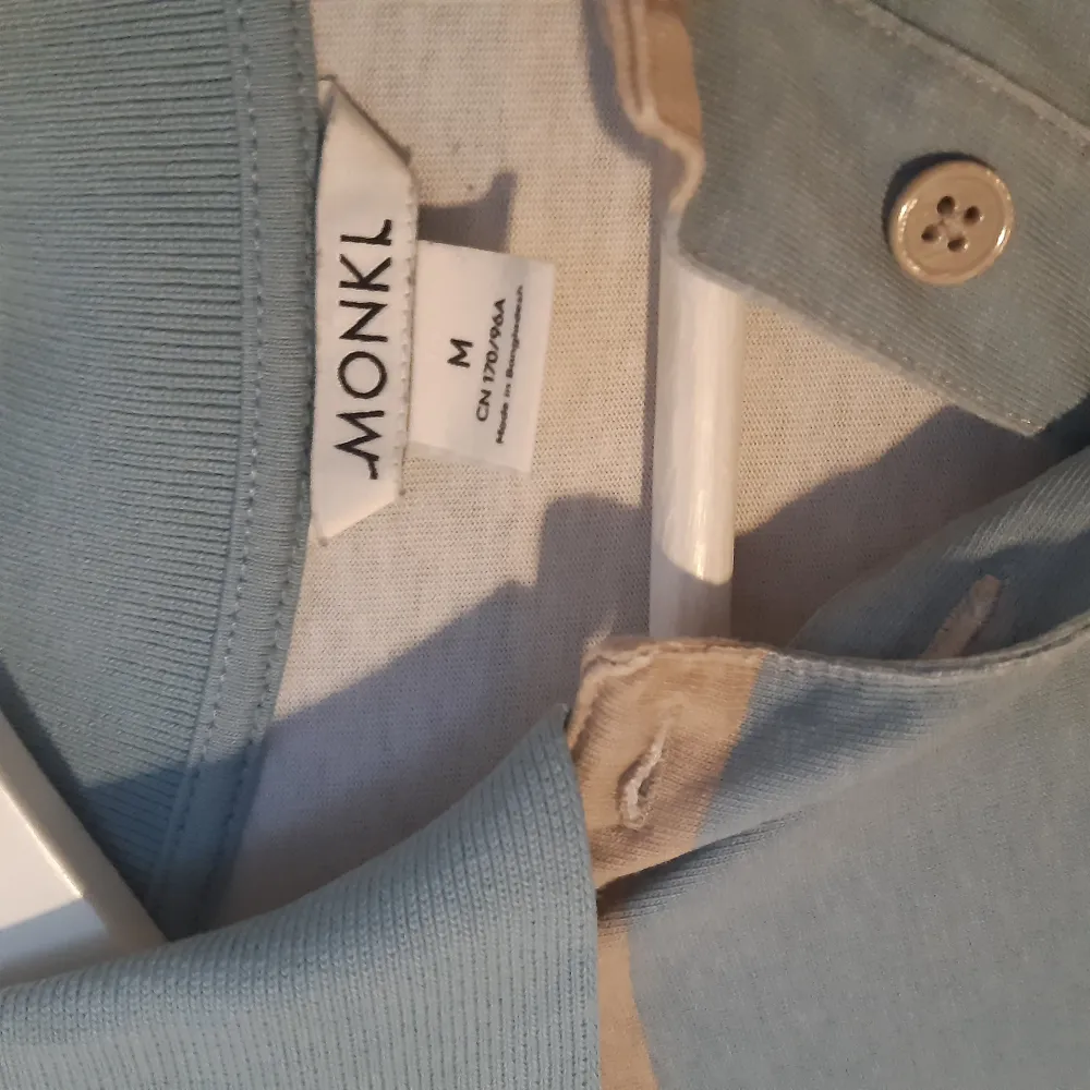 Piké tröja från Monki, kanppt använd. 80 kr + 66 kr frakt. Toppar.