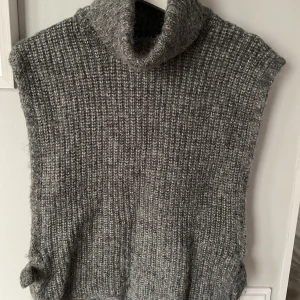 Stickad väst - Grå stickad bäst med polo och som har knyten på sidan! Aldrig använd🫶🏻