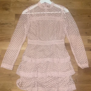 Rosa klänning från AX Paris  - En väldigt söt klänning i bra skick men är tyvärr för liten för mig. Är själv en Medium, om ni är intresserade så svarar jag snabbt
