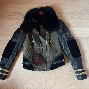 Couture Jacka  - Finns bara 1. Nypris: 16.000:-  Storlek: liten 38 