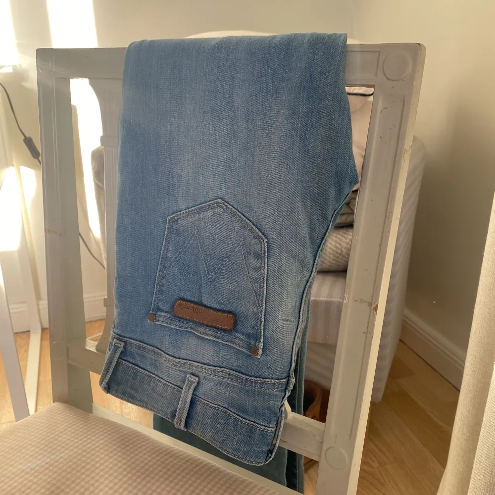Säljer mina fina ljusblå bootcut jeans från Wrangler. Byxor är i storlek 26x32 men är små i storleken!! Skulle säga att det passa 24 eller 25 i midjan. . Jeans & Byxor.