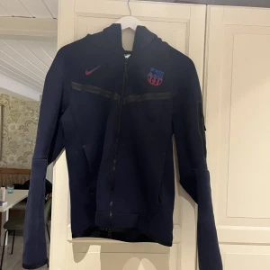 Nike tech - En marinblå Nike tech Barcelona Storlek xs Skick 9/10 Nypris (1350kr) från unisport