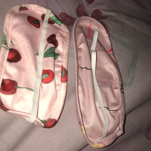 Ögonbindlar/nattbindlar - Två helt nya nattbindlar en med körsbär och en med flamingo en för 15 två för 25❤️