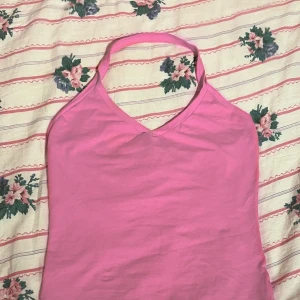Neon rosa halternecktopp - Skälet supersöt neon rosa halternecktopp som it kom till ngn nytta. Har av dig vid frågor eller intresse! <3