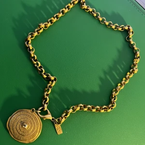 Vintage halsband  - Vintage guldhalsband i superfint skick. Köpt i Paris, längd: 45 cm. Inga skavanker eller dylikt.  