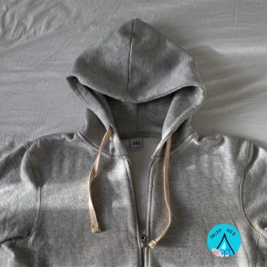 Zara tröja - Fin zara zip tröja. Fint skick inga skador eller fläckar och pefekt för våren. Tröjan är sällsynt och går ej att köpa i butik längre💧