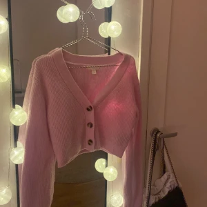 Croppad cardigan - Croppad kofta från H&M som inte kommer till användning. Använt få gånger. Är i bra skick💕Köparen står för frakt!