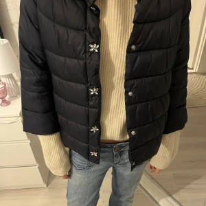 Trekvartsärmad jacka - Säljer denna trekvartsärmade jacka med speciella knappar💕