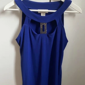 Blå festtopp  - Blå festtopp med glitterdetaljer köpt i usa men har andvänts 1/2 och har inga tecken på andvändning