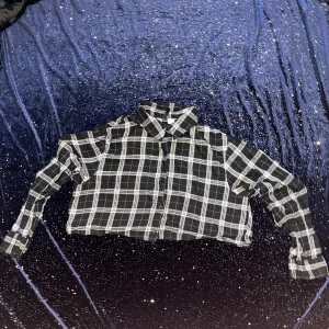 cute flannel tank top - cute king sleeved flannel tank top, one of the buttons is broken as show on picture but it does not effect the wearability of the flannel 