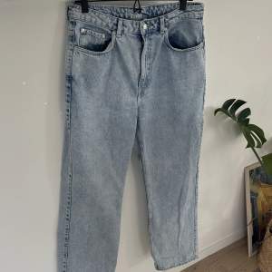 Snygga jeans från weekday i modellen rowe, W32L32