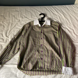randig skjorta  - skjorta i grön, lila och gul med vit krage. Bra att veta, den har blivit lite cropped i botten då den va extremt lång för mig tidigare. 