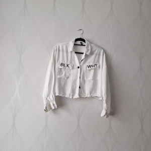 Vit skjorta - Croppad shorta lätt och fin