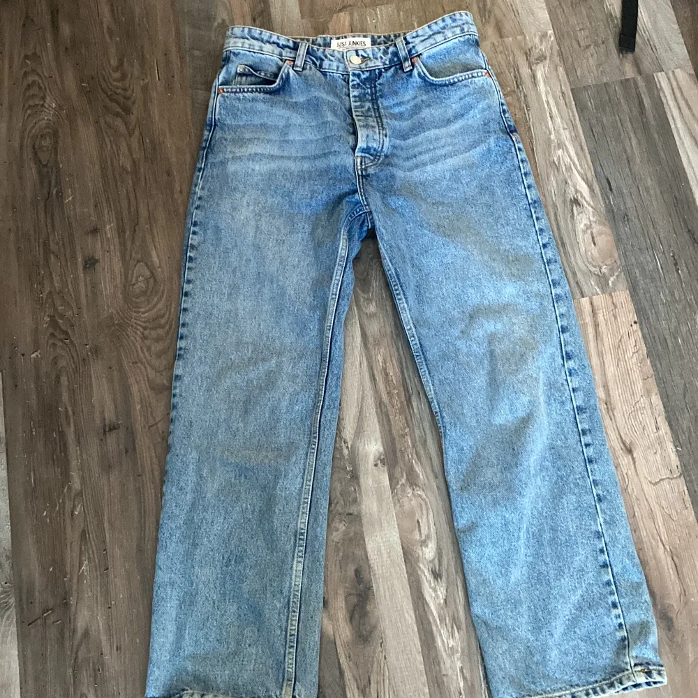 Just junkies jeans i bra skick. Är i storlek w29 l30. Säljer för att dem är lite för små på mig nu. Priset kan diskuteras. Skriv om ni har några frågor😇. Jeans & Byxor.