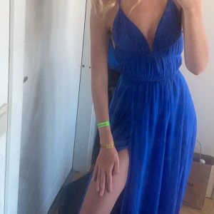 Balklänning  - Säljer nu min fina balklänning då den inte kommer till användning tyvärr. Endast använd en kväll. Passar mig som är 1,68 med 5 cm klackar ungefär. Insydd vid bysten men går även att justera med banden  som jag gjort på bild 1. Köpt på youmefashion.