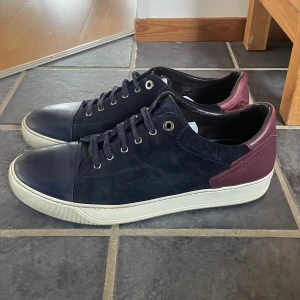 Lanvins 44-45 Uk 10 - Hej, säljer ett par trendiga lanvin skor, storlek 44-45 uk10. Skick 7/10 nypris 4000. Hör av er vid frågor o funderingar   