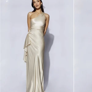 Balklänning  - En super fin balklänning i champagne. Storlek S. Aldrig använt då jag har hittat en annan balklänning som jag vill ha! Ordinariepris var 1100+frakt och tull. 