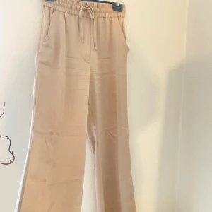 Glansiga byxor  - Nyskick! Superbekväma & mjuka. Ljusbeige färg! 