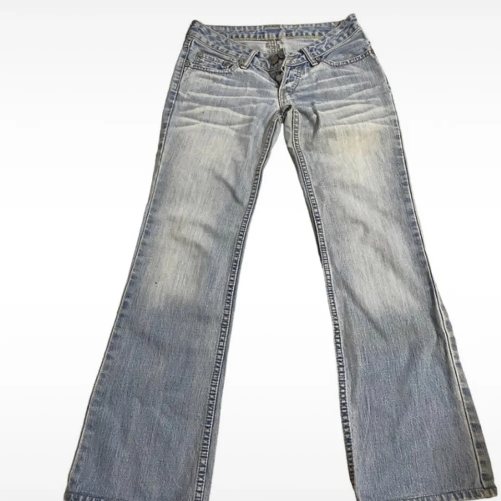 Supersnygga Levis jeans, vintage, blev så ledsen när jag beställde hem de då de var för korta i benen för mig, jag är 169 och skulle tippa på att de sitter perfekt för någon runt 160cm mer eller mindre, storlek 34 i midjan, superfina😢💓. Jeans & Byxor.
