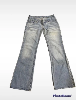 Lågmidjade Levis - Supersnygga Levis jeans, vintage, blev så ledsen när jag beställde hem de då de var för korta i benen för mig, jag är 169 och skulle tippa på att de sitter perfekt för någon runt 160cm mer eller mindre, storlek 34 i midjan, superfina😢💓