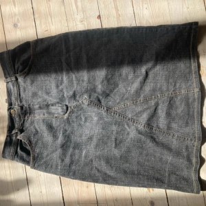 Grå jeanskjol - Jeanskjol. Midi. Grå. Storlek S. Sitter inte tajt utan går ut.
