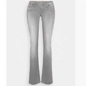 Superfina ljusgrå ltb jeans! Storlek 26/32 men stretchiga så passar både större och mindre❣️
