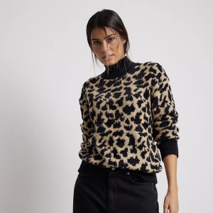 Leopard tröja - Jätte skön och sticks inte, använd en gång. Fortfarande lite oversized på mig som är S🥰