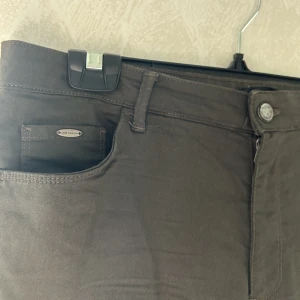 Vintage bootcut jeans - Ett par gröna bootcut jeans som använts en gång.  Byxorna går ner till marken på mig och jag är 165 cm. Passar strl M-L