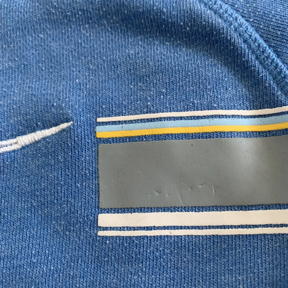 Sweatshirt från Pelle P i storlek 150.  Tyvärr smått nopprig på hela tröjan men det är en bra tröja. Ett märke på dr gråa trycket.. Hoodies.