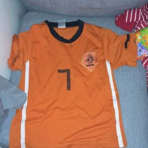 100-150kr - Lite små fläckar men går att tvätta bort annars är den väldigt bra skick 