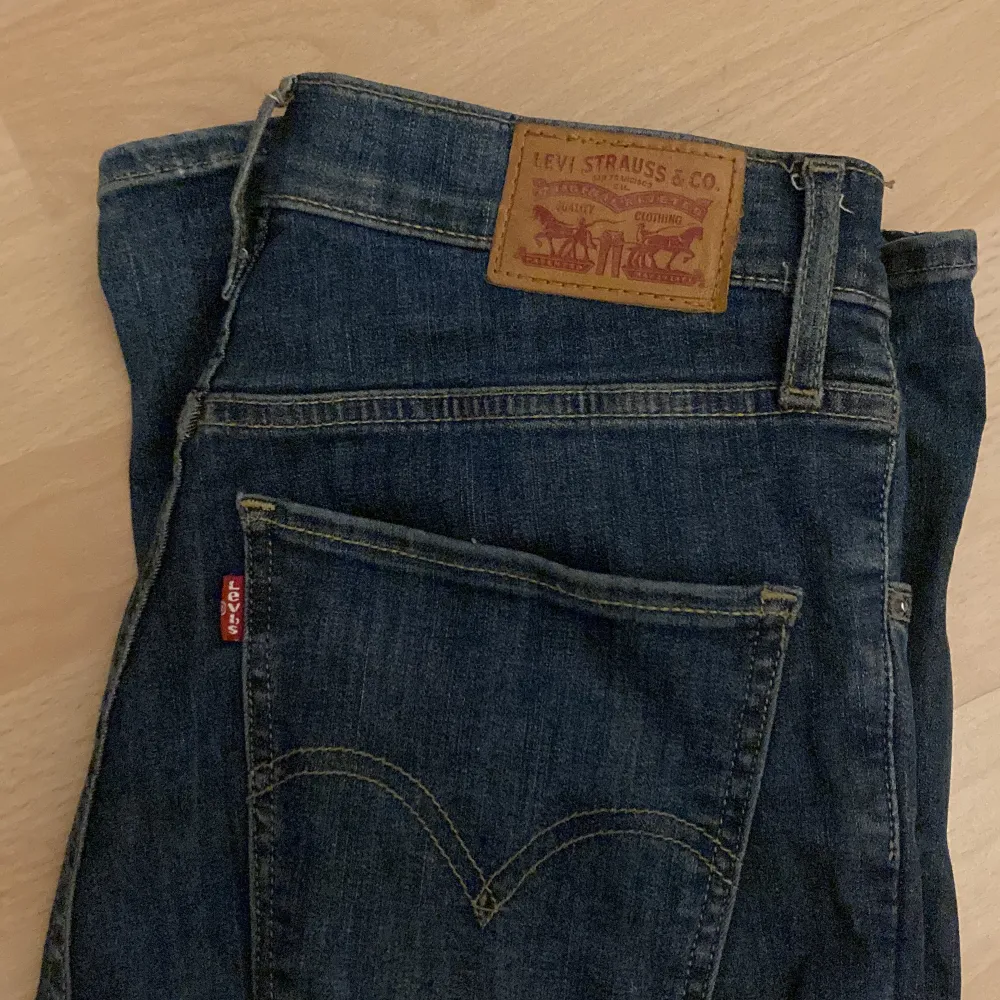 Långa jeans från Levis, fint skick . Jeans & Byxor.