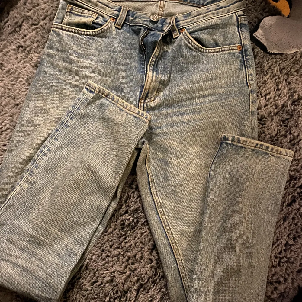 Använd monki jeans, okej skick Lappen för storlek är borta xs/S skulle jag säga. Jeans & Byxor.