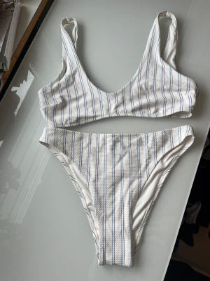 Randig bikini - Randig bikini i strl 38, aldrig använd 