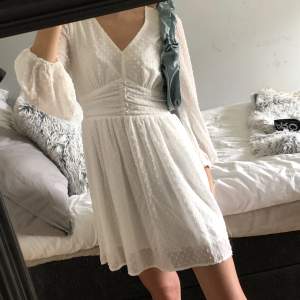 Säljer denna söta klänning. Perfekt till sommaren! Använd 1-2 gånger! 
