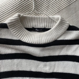 Stickad tröja - Stickad tröja från ginatricot med slits och visa ärmar.