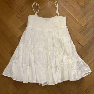 Fin klänning perfekt till sommaren☀️Knappt använd, säljer pga inte kommer till användning💗 Originalpris: 400kr😊 Frakt tillkommer!