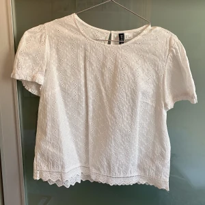 Topp - En söt fest/sommartopp som är använd vid en festgång, men Inte mer än den gången. 