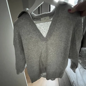 Stickad tröja  - En mysig tröja från hm. Funkar till allt o är inte använd så mycket💕den är lite kortare i armarna. Kom privat för funderingar!!