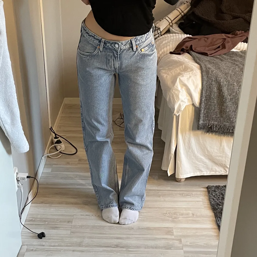 Weekday jeans i modellen low arrow, aldrig använda så i helt nyskick. I färgen ”summer blue” . Jeans & Byxor.