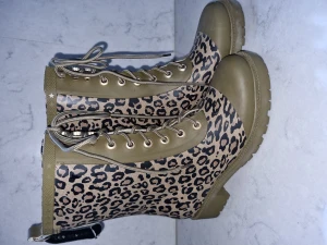 Maison scotch stövel  - Använda vid 1 kort tillfälle. Dock har en "flärp" bak på stöveln släppt (se sista bild) Annars nyskick. Skickas spårbart 69:- 