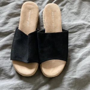 Sommarskor  - Sommarskor i svart och beige till salu. Aldrig använda. Storlek 38. 