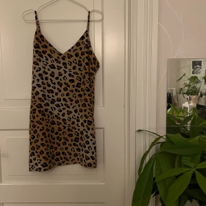 Leopardmönstrad klänning🤍 - Leopardmönstrad klänning. Från Monki, storlek M. Använd ett fåtal gånger. Kan mötas i Göteborg eller skicka, köparen står för frakt.