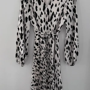 svart/vit klänning  - långärmad plisserad omlott pris inkl frakt swish