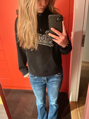 Intressekoll på min favorithoodie från Sandro - Kollar intresset på min favorithoodie från Sandro som är i jättebra skick! Säljer endast vid bra bud 💕🥰