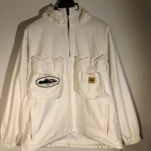 Oanvänd CRTZ Storm Jacket / Vindjacka  - Vindjacka från Cortiez (CRTZ). Oanvänd då den är för stor för mig och inte gick att returnera. Bekväm passform och bra mot kyla och vind. modellen går inte att köpa längre som original. Originalpris: 3000kr