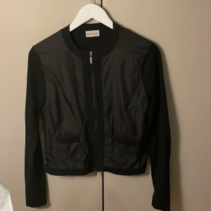 Monclear  - Intressekoll på min monclear jacka/ kofta. Det finns inget märke på utsidan men den är äkta. Inga defekter och sen är u superskick. Tar emot prisförslag. Bara en intressekoll så är inte säker om jag vill sälja. 💗💗