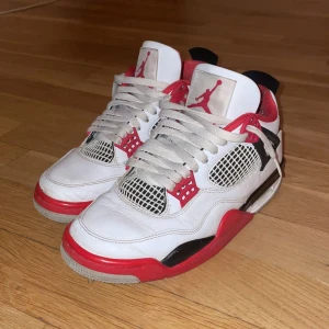 Jordan 4 - Säljer mina Jordan 4 fire red. Sjukt snygga!!! Dom är använda och det syns, därav priset. Pris kan ändras vid snabb affär. Kom privat för mer info!