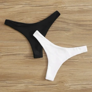 Bikiniunderdelar - Två jätte fina bikiniunderdelar, en svart och en vit. Dem svarta är använda några gånger och dem vita är bara testade. Kan köpas separat eller tillsammans, 60kr styck eller båda för 100kr💕skriv för fler bilder/frågor!