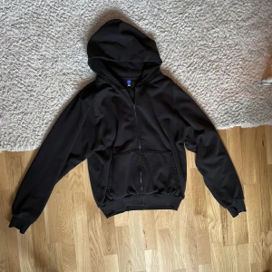 Unreleased Yeezy Gap Zip Up - Oanvänd unreleased Yeezy Gap Zip Up hoodie i färgen svart och storlek medium.   Hoodien är i originalskick.  Skriv om du har några frågor eller vill ha fler bilder.